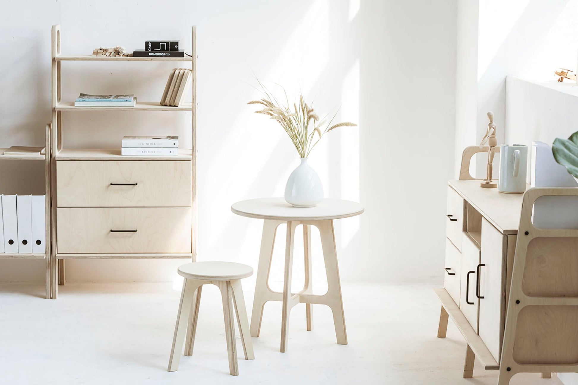 round-coffee-table-in-mid-century-modern-style