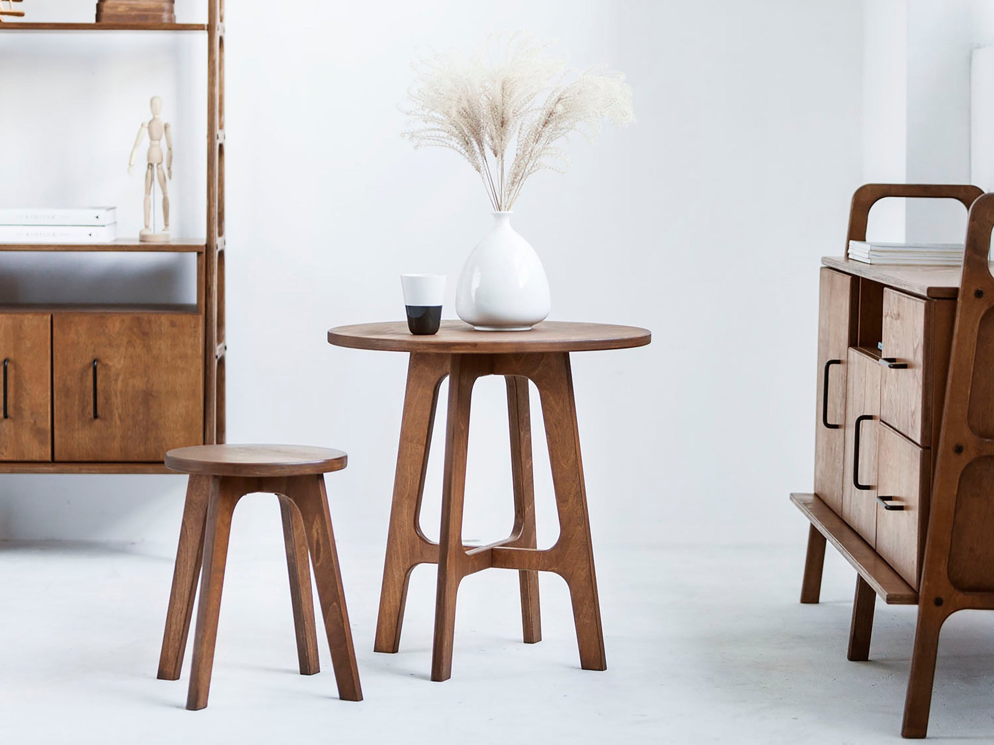 round-coffee-table-in-mid-century-modern-style